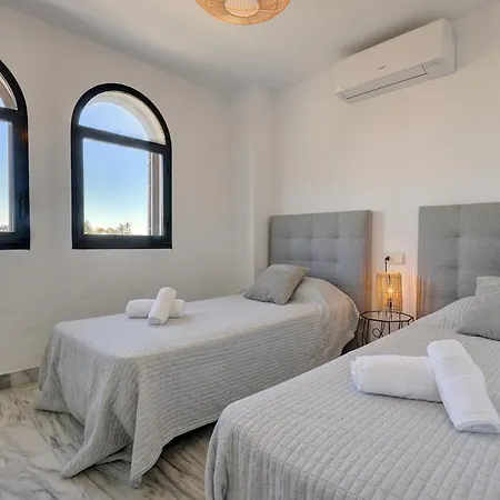 Alpehytte Four Bedroom Townhouse 200 Meters From The Beach! Estepona