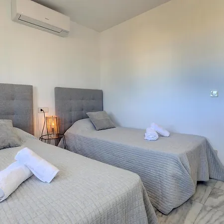 Alpehytte Four Bedroom Townhouse 200 Meters From The Beach! Estepona