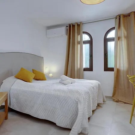 Four Bedroom Townhouse 200 Meters From The Beach! Alpehytte Estepona