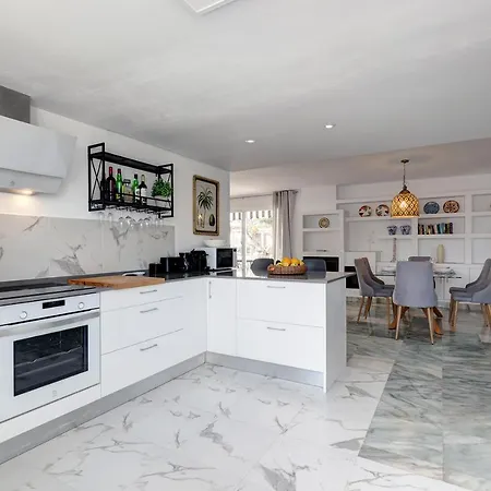 Four Bedroom Townhouse 200 Meters From The Beach!